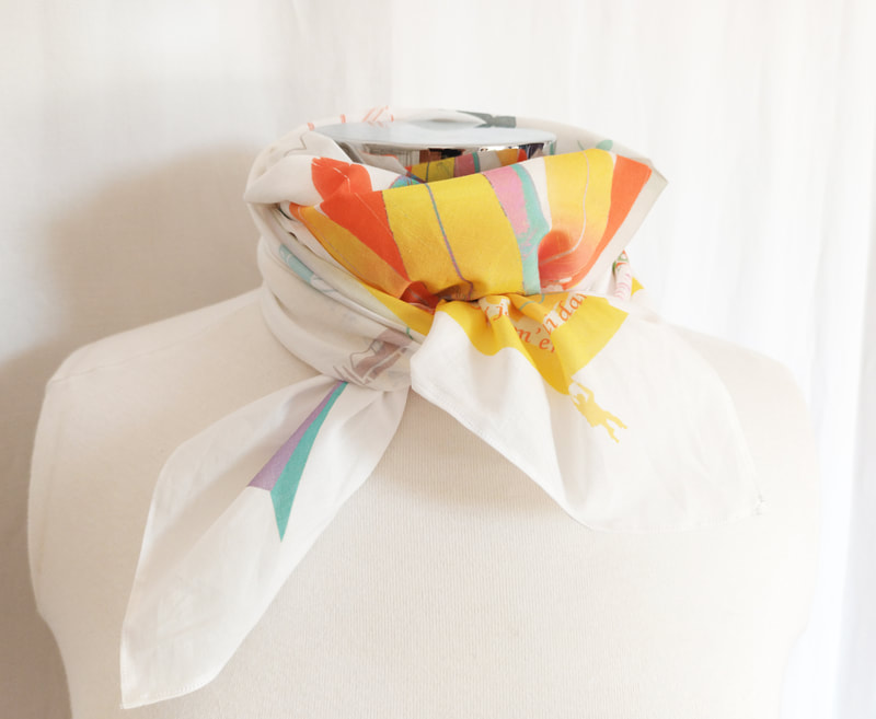 Le Carré de la Fête de l'Aviation. Un foulard de 90 x 90 cm, imprimé en France avec des encres éco-responsables sur un voile 100% coton. Le carré existe en 10 coloris.